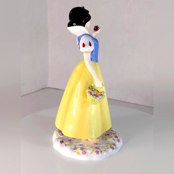 Royal Doulton Snow White Figurine - Picture 5 of 8
